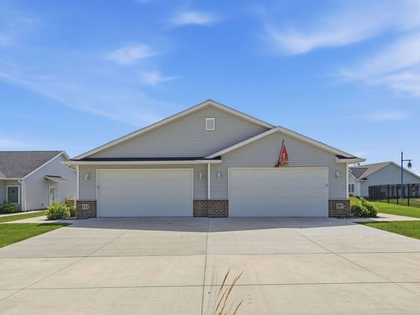 107 BEACON HARBOR Parkway, Unit 1, East Moline, IL 61244