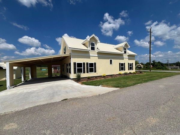 225 W Center Street , Cave City, AR 72521