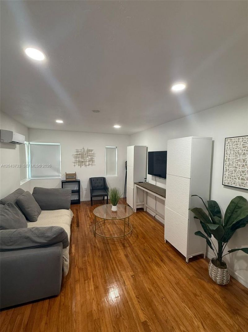 528 NE 70th St , Unit Top, Miami, FL 33138 Photo