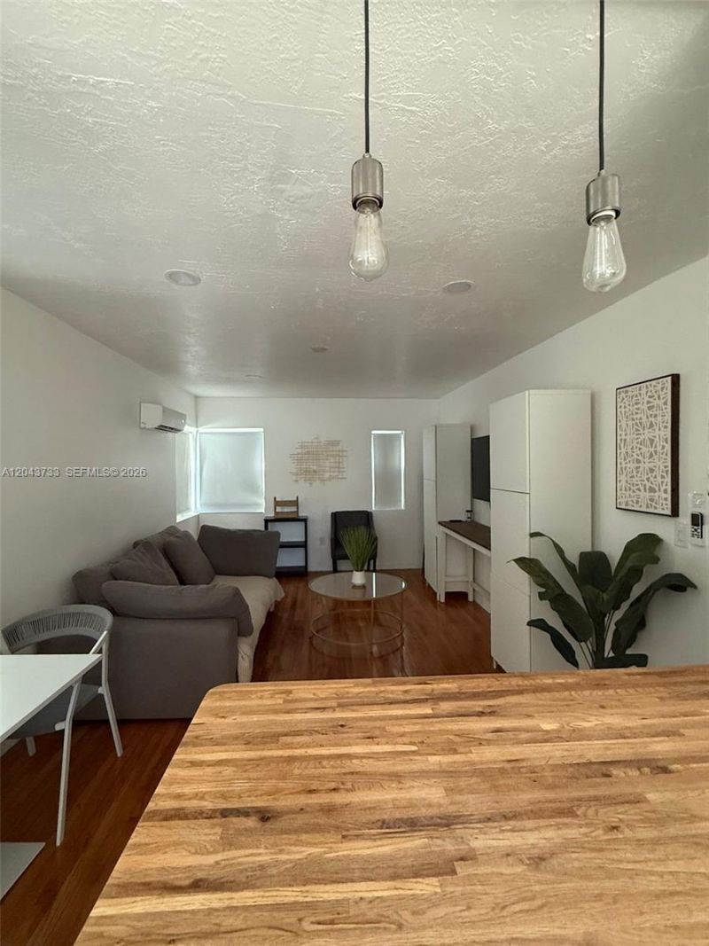 528 NE 70th St , Unit Top, Miami, FL 33138 Photo