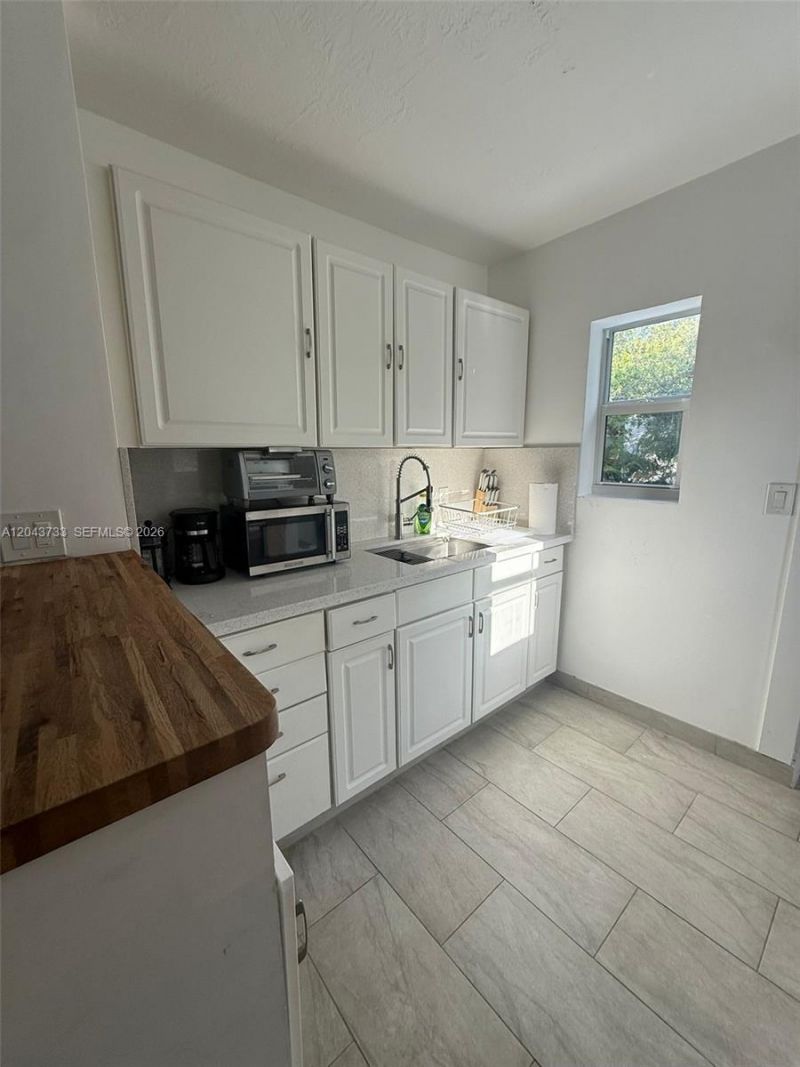 528 NE 70th St , Unit Top, Miami, FL 33138 Photo
