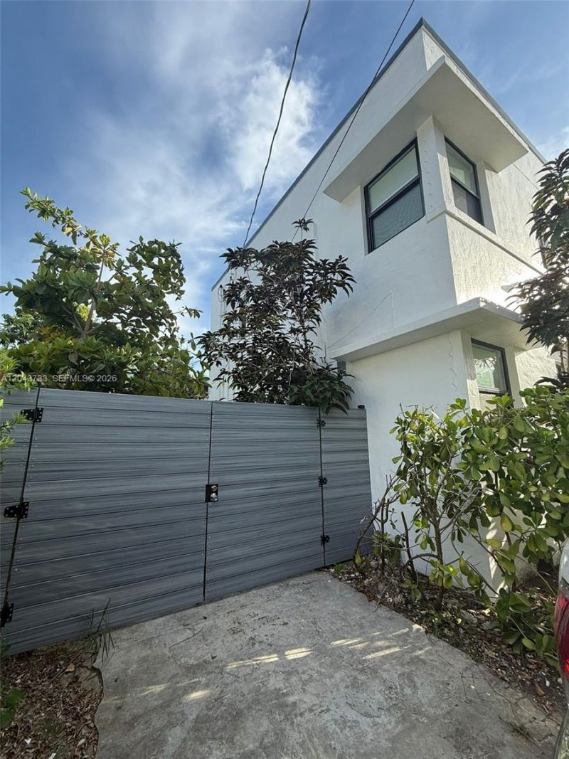 528 NE 70th St , Unit Top, Miami, FL 33138 Photo