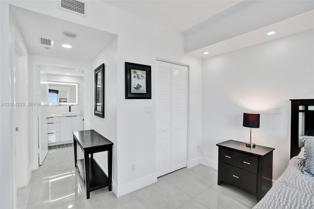 335 S Biscayne Blvd, Unit 3807, Miami, FL 33131 Photo