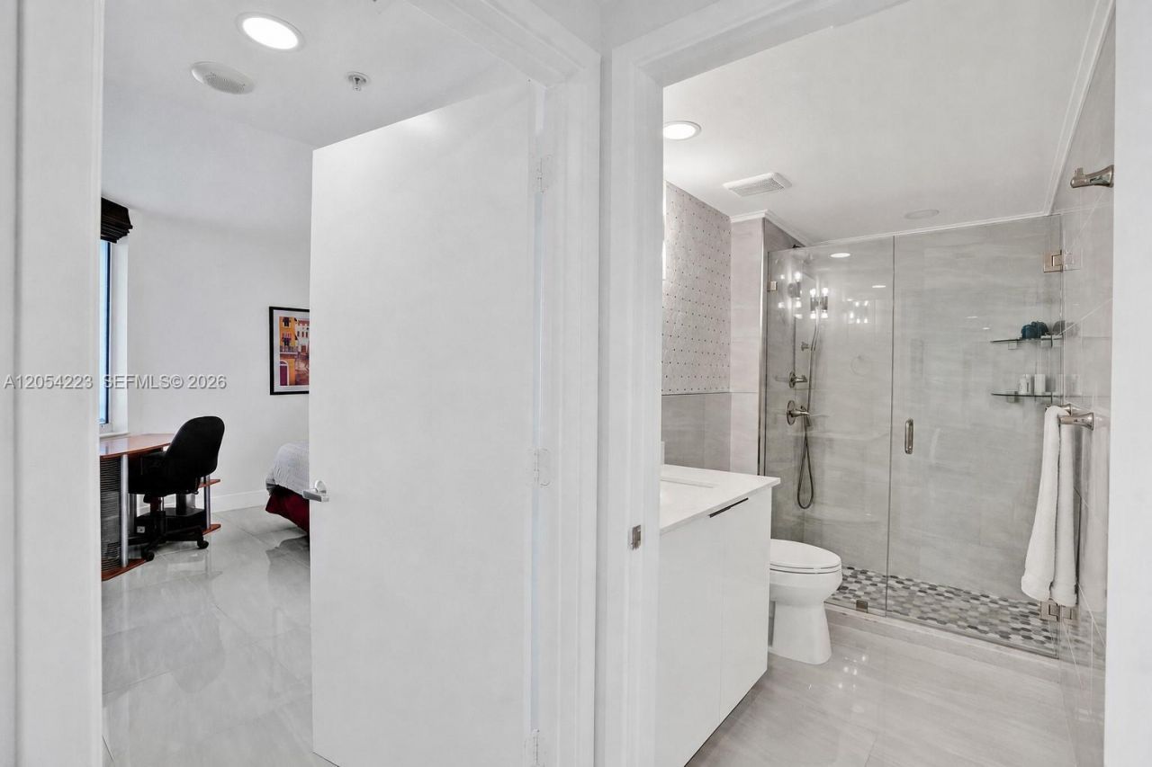 335 S Biscayne Blvd, Unit 3807, Miami, FL 33131 Photo