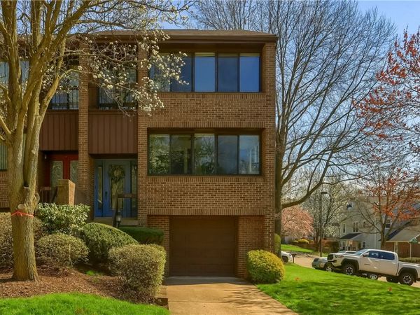 800 Fairways Dr , Oakmont, PA 15139