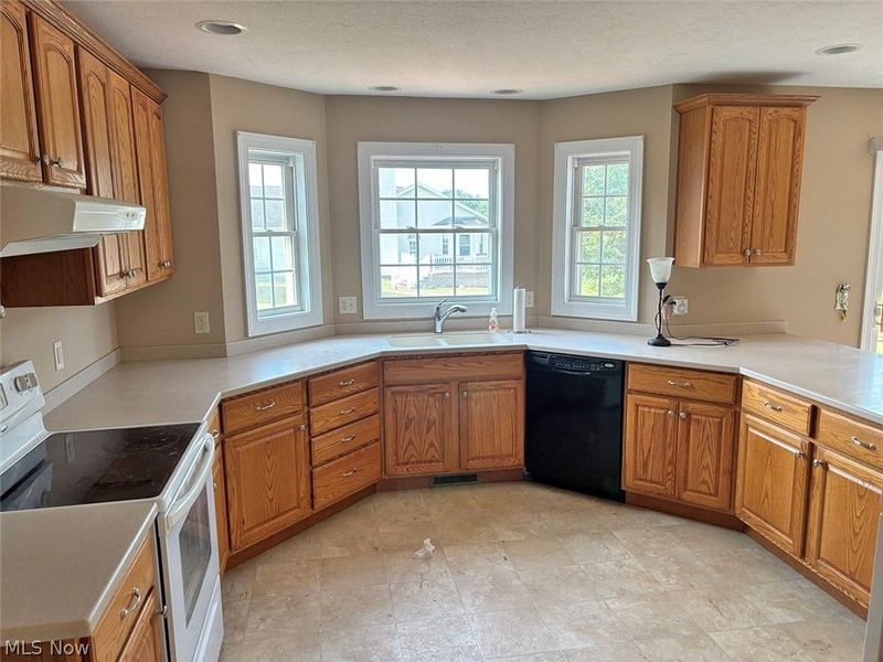 1196 Marigold Street NW, Hartville, OH 44632 Photo 5