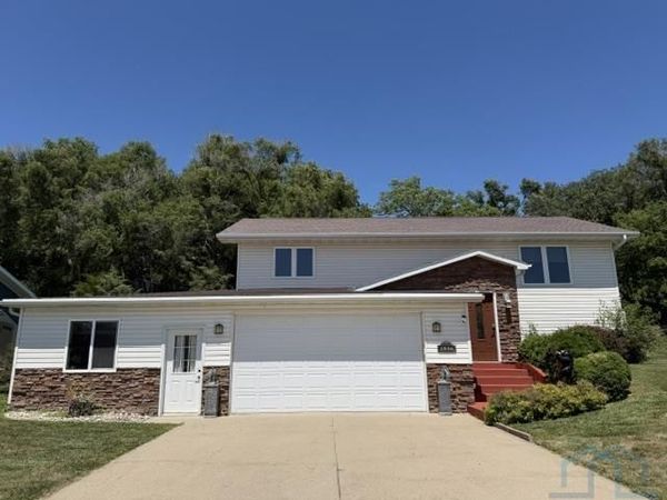 1546 Brandon Dr., Vermillion, SD 57069