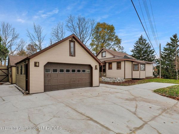 6945 Delta River Drive, Lansing, MI 48906