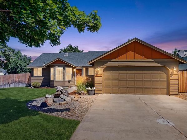 2939 SW Reindeer Avenue, Redmond, OR 97756