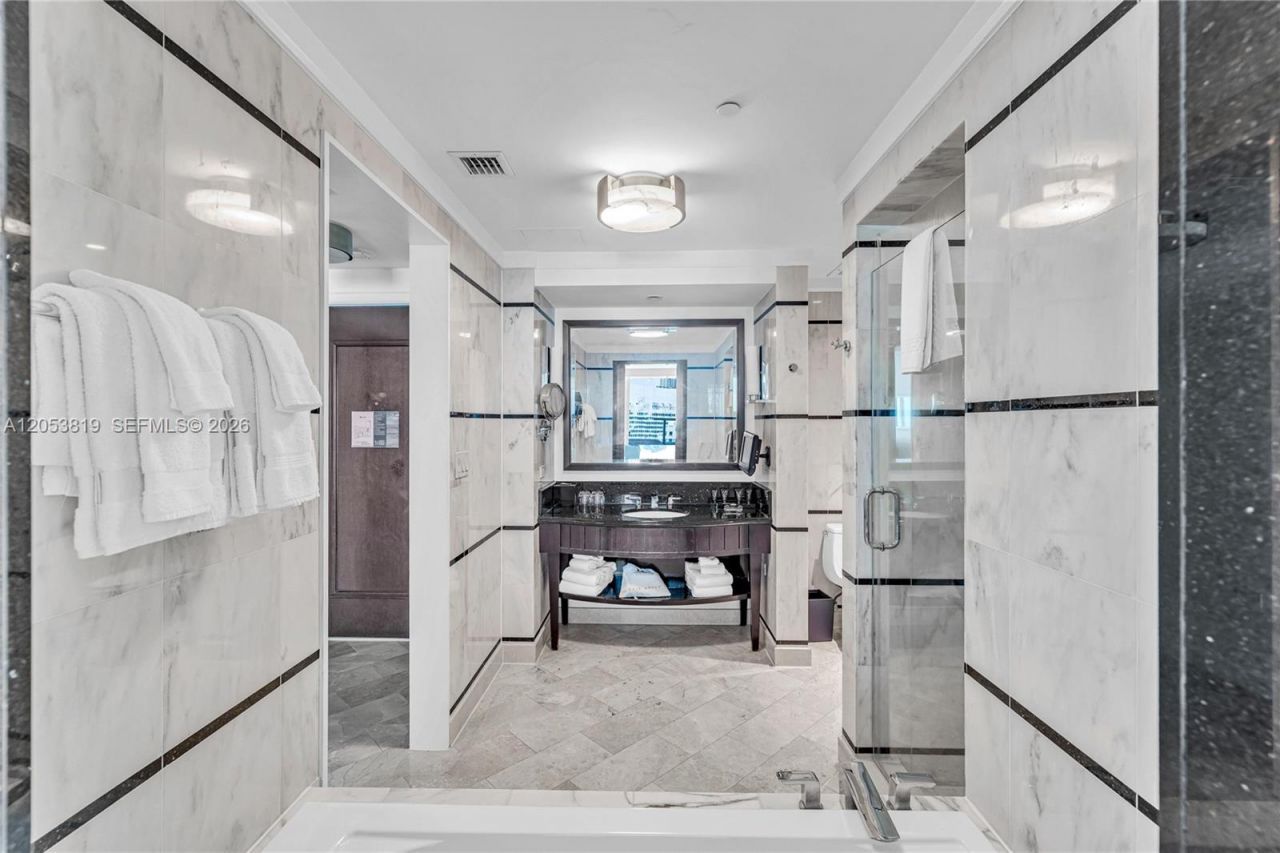 4391 Collins Ave , Unit 1706, Miami Beach, FL 33140 Photo