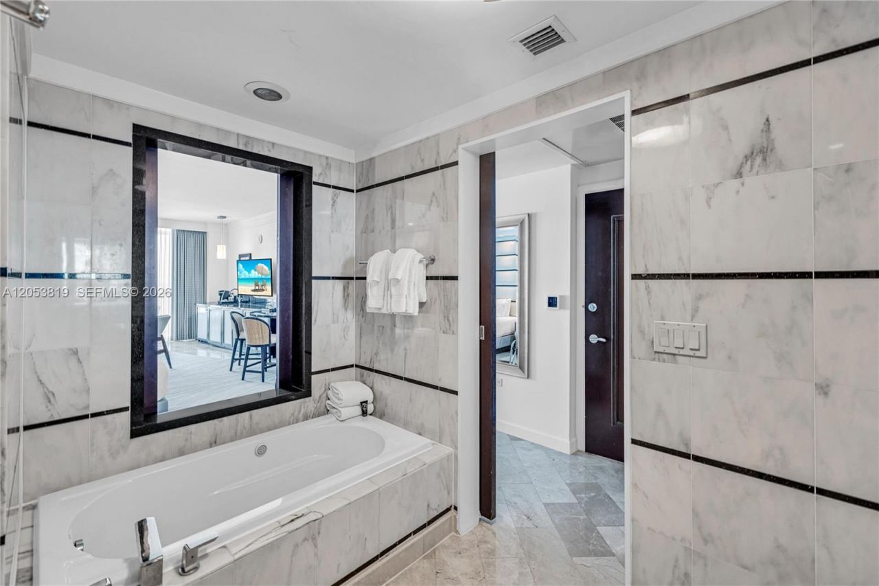 4391 Collins Ave , Unit 1706, Miami Beach, FL 33140 Photo