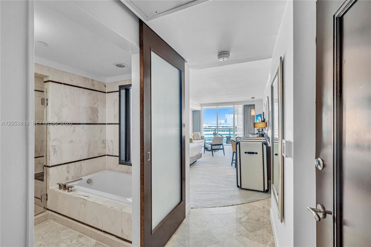 4391 Collins Ave , Unit 1706, Miami Beach, FL 33140 Photo