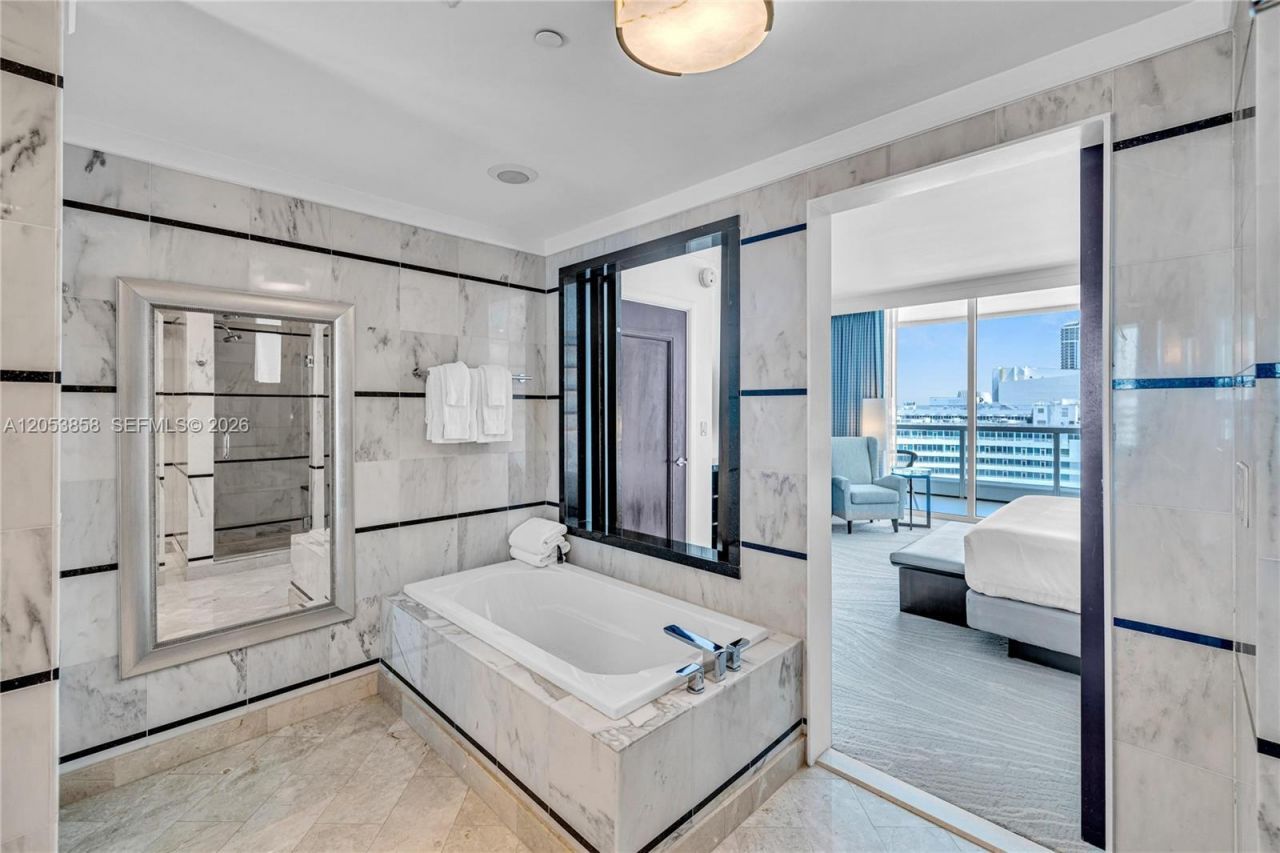 4391 Collins Ave , Unit 1707, Miami Beach, FL 33140 Photo
