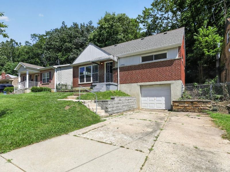 1703 Ashbrook Drive, Cincinnati, OH 45238 Photo 2