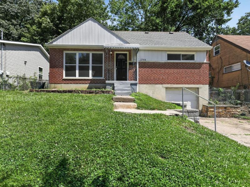 1703 Ashbrook Drive, Cincinnati, OH 45238 Photo 3