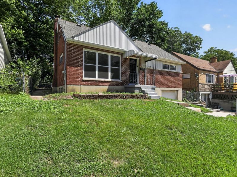 1703 Ashbrook Drive, Cincinnati, OH 45238 Photo 4