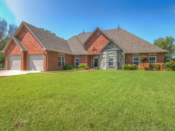 612 S Tallchief Court , Skiatook, OK 74070