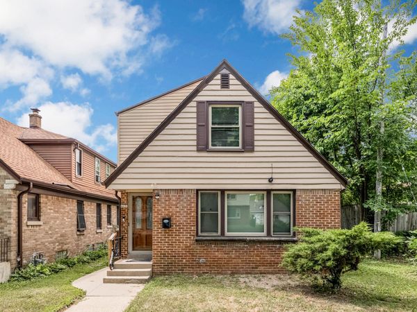4631 W Keefe Ave, Milwaukee, WI 53216
