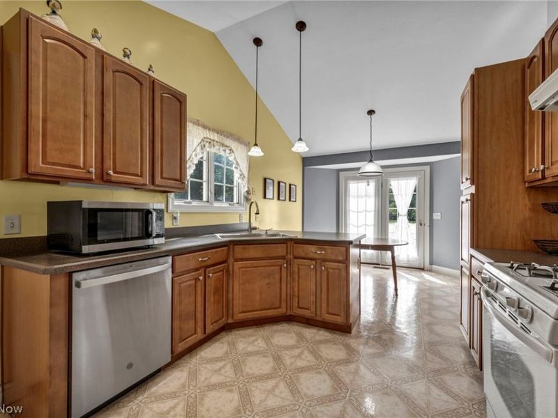 690 Grantwood Avenue, Sheffield Lake, OH 44054 Photo 7