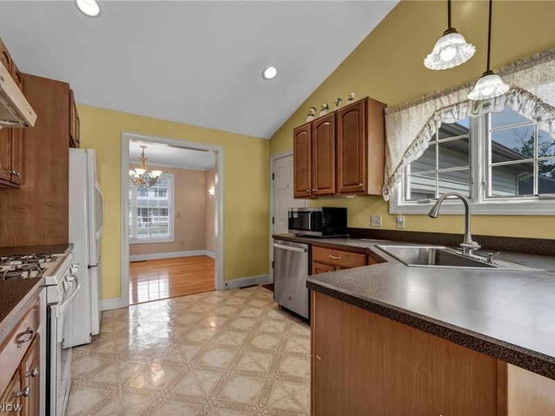 690 Grantwood Avenue, Sheffield Lake, OH 44054 Photo 8