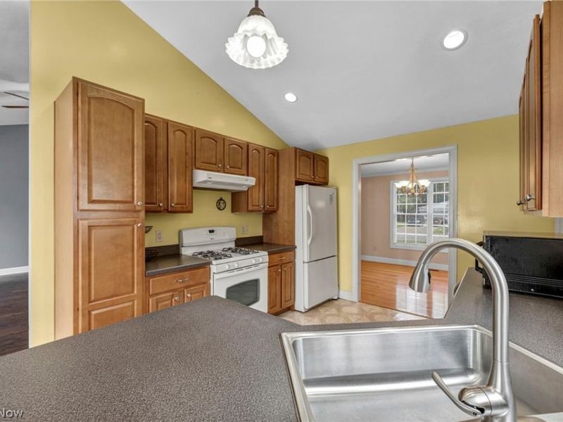690 Grantwood Avenue, Sheffield Lake, OH 44054 Photo 9