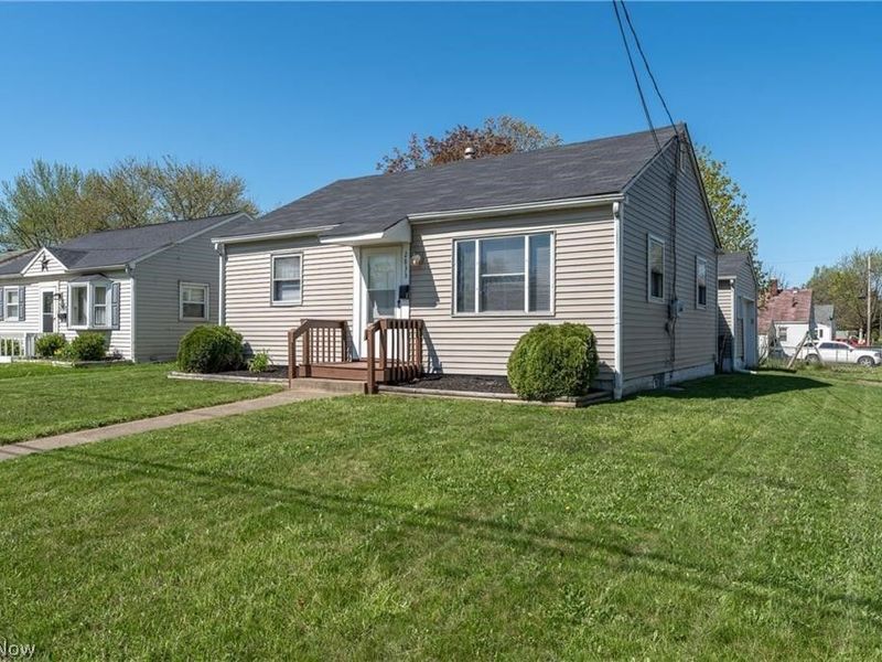 2833 Ellis Avenue NE, Canton, OH 44705 Photo 2