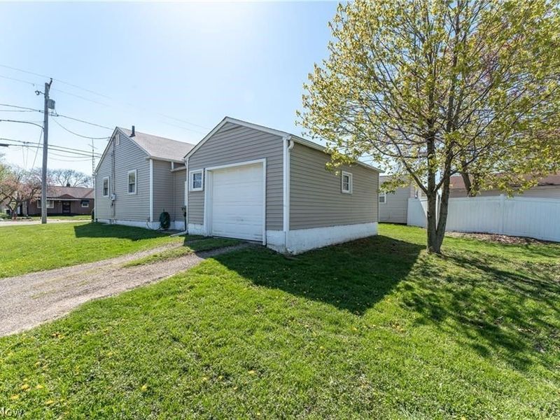 2833 Ellis Avenue NE, Canton, OH 44705 Photo 3