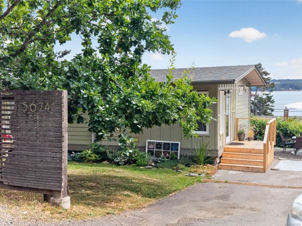 5674 Market St, Union Bay, BC V0R 3B0