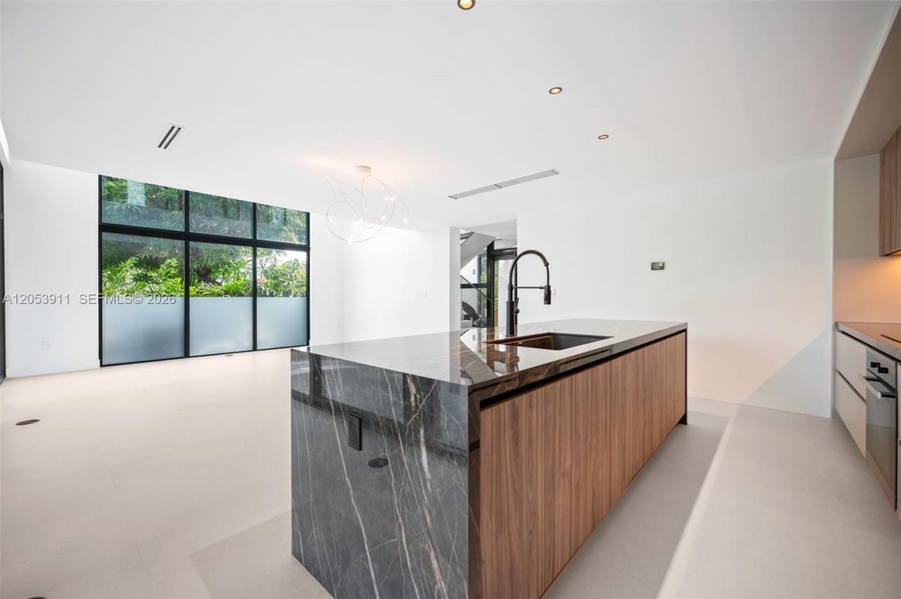 3310 Elizabeth St , Miami, FL 33133 Photo