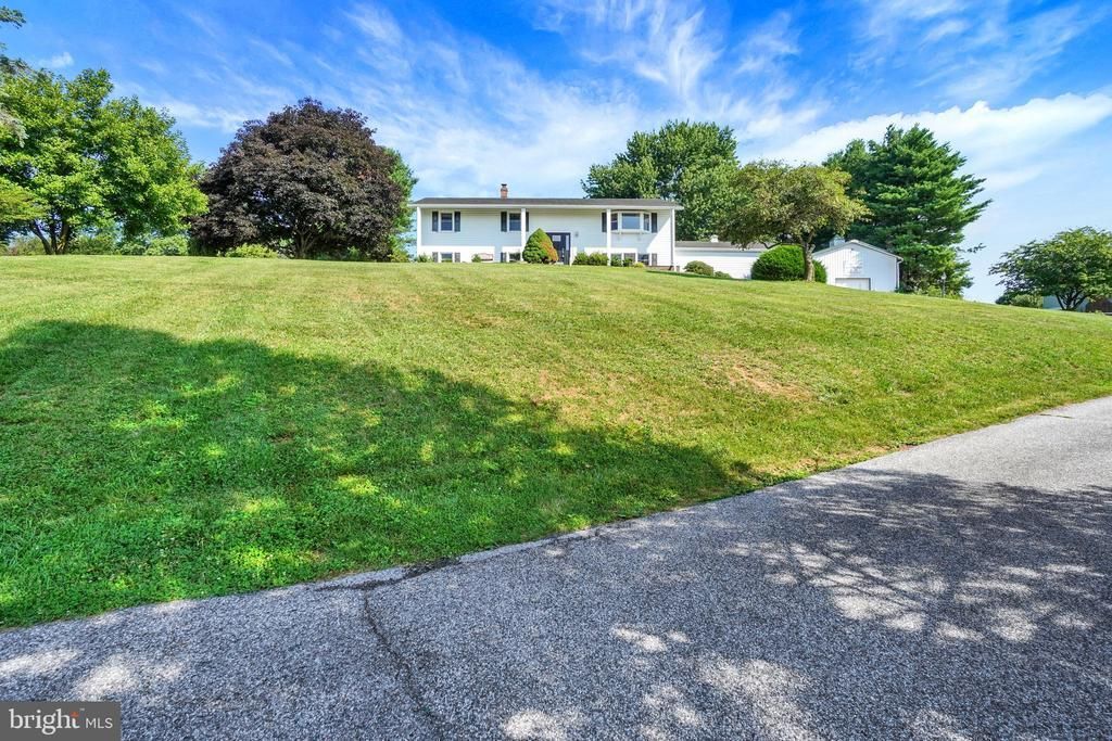 6043 WOODS ROAD, STEWARTSTOWN, PA 17363