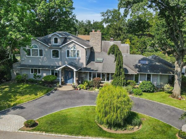 18 Regent Place, Roslyn, NY 11576