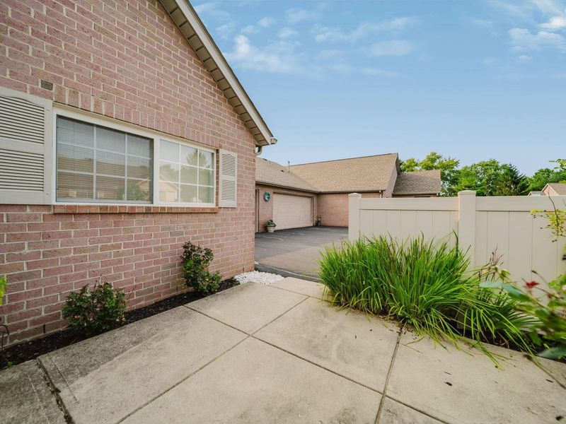 4075 Chennin Drive, Unit 9, Columbus, OH 43230 Photo 2