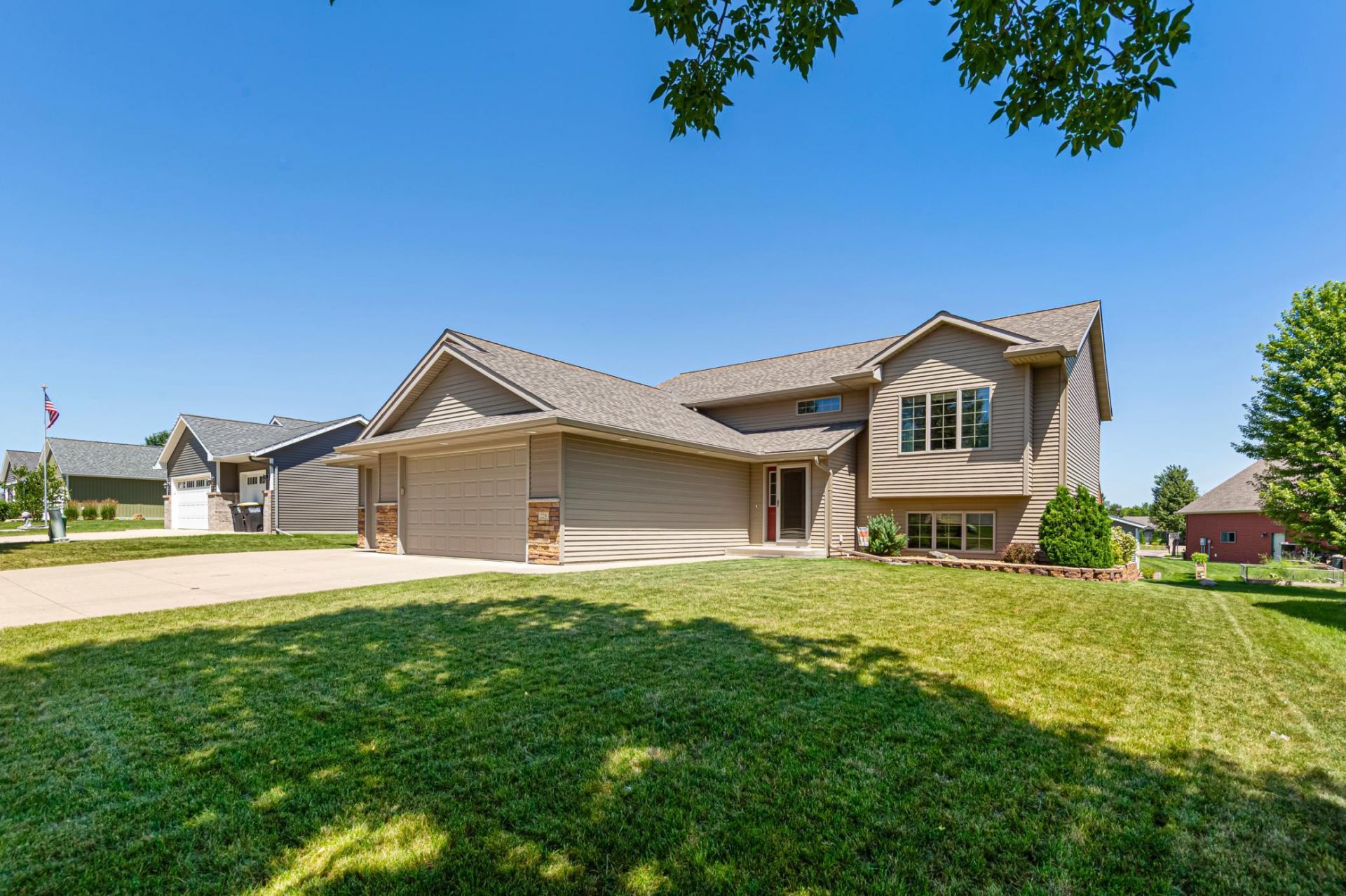 228 Creekside Drive , Eagle Lake, MN 56024