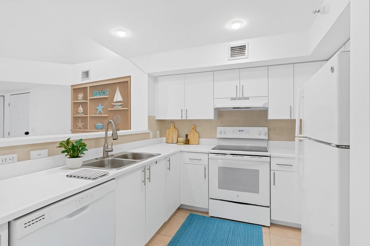 135 Yacht Club Way, Unit 305, Hypoluxo, FL 33462 Photo