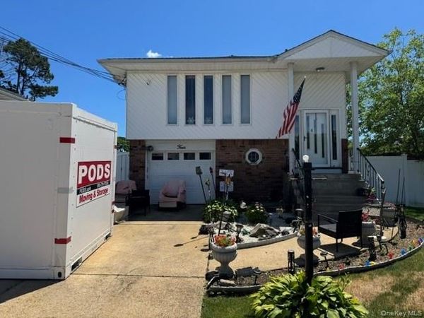 4 Cedar Street , Massapequa, NY 11758