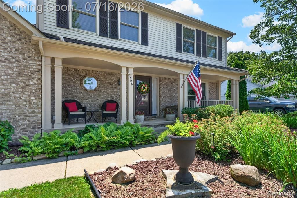 2305 Huntington Drive, Lake Orion Vlg, MI 48360 Main Photo