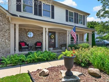 2305 Huntington Drive, Lake Orion Vlg, MI 48360