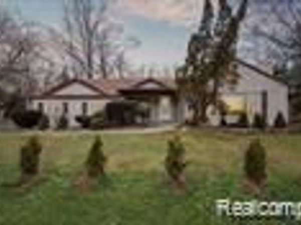 4510 W Maple Road , Bloomfield Hills, MI 48301