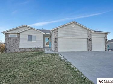911 Barker Lane, Lincoln, NE 68521
