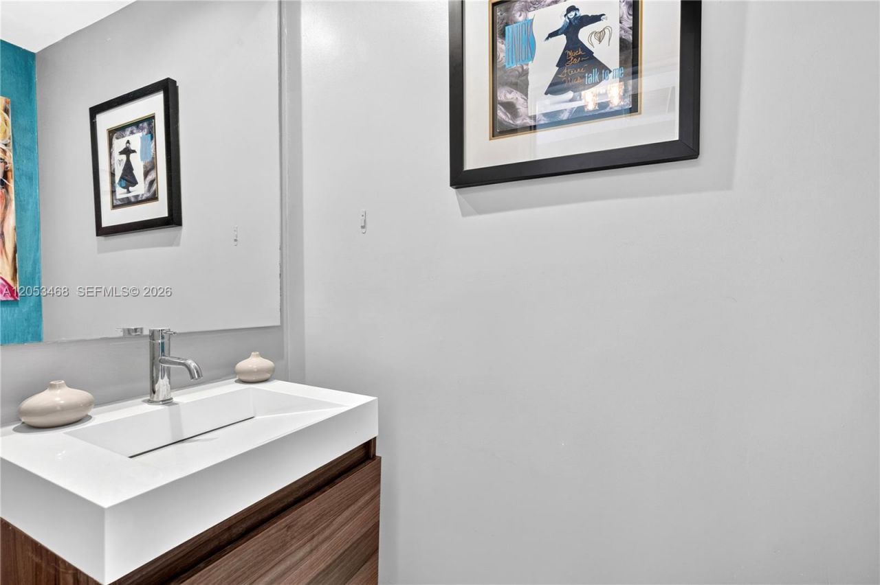 1000 Venetian Way, Unit 810, Miami Beach, FL 33139 Photo