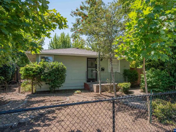 390 W D St, Lebanon, OR 97355