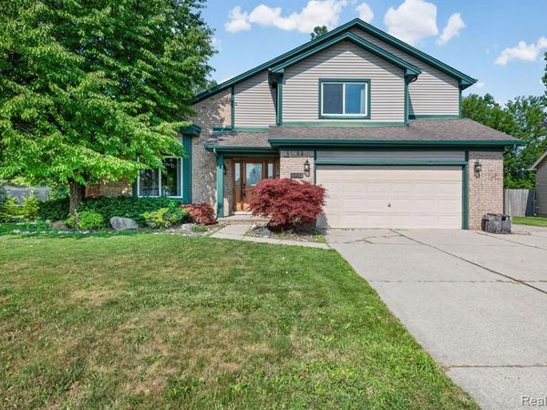 50583 Pembroke Drive, Chesterfield Twp, MI 48047