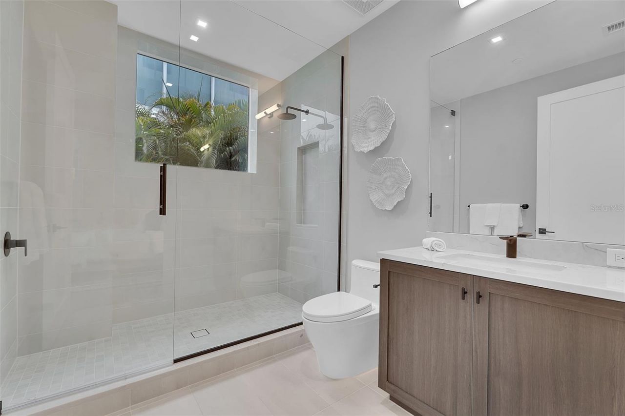 70 Avenida Veneccia, Unit 201, Sarasota, FL 34242 Photo