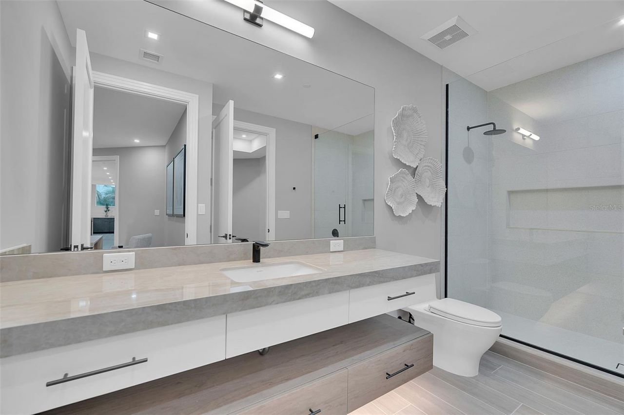70 Avenida Veneccia, Unit 201, Sarasota, FL 34242 Photo