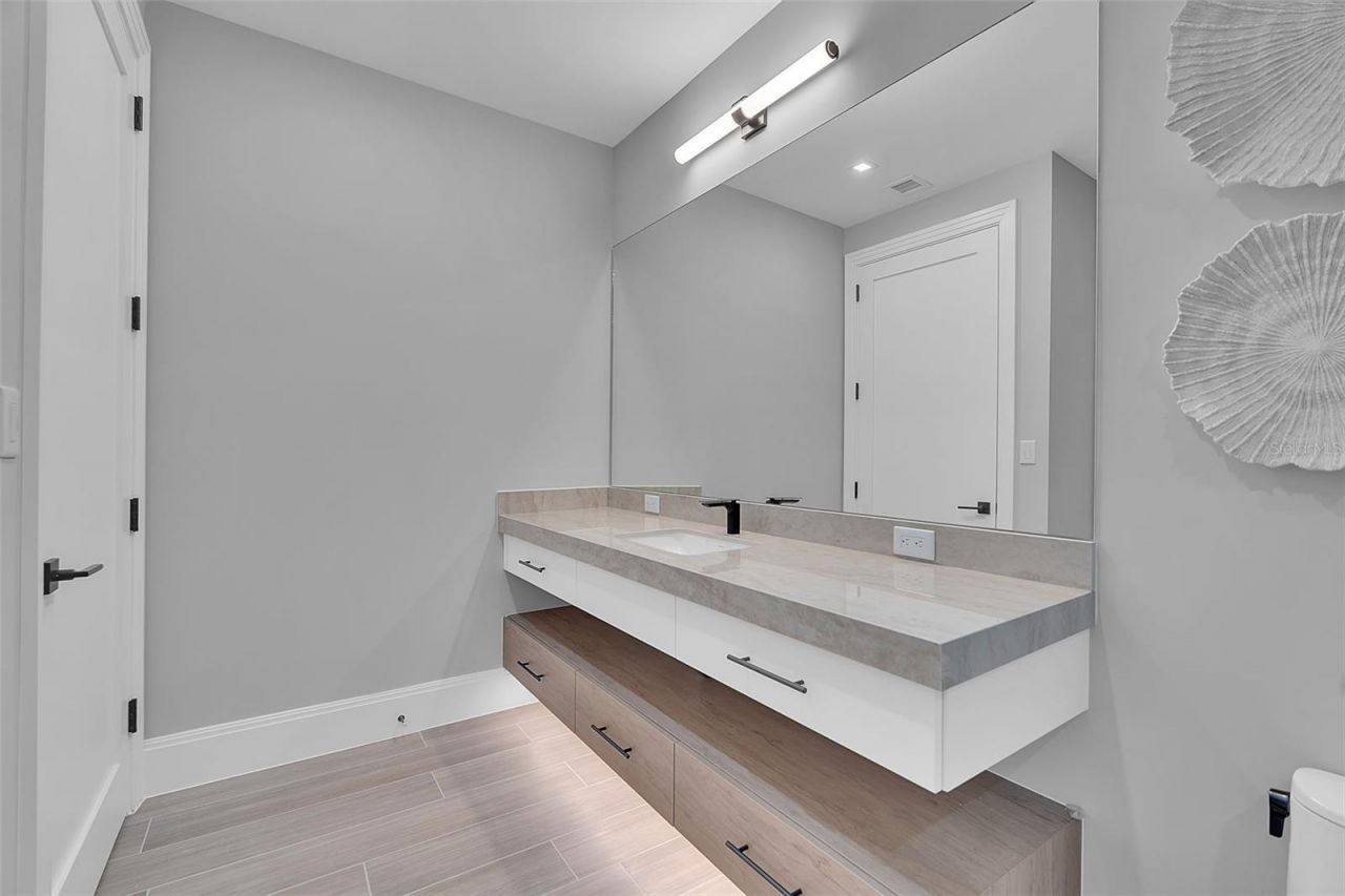 70 Avenida Veneccia, Unit 201, Sarasota, FL 34242 Photo