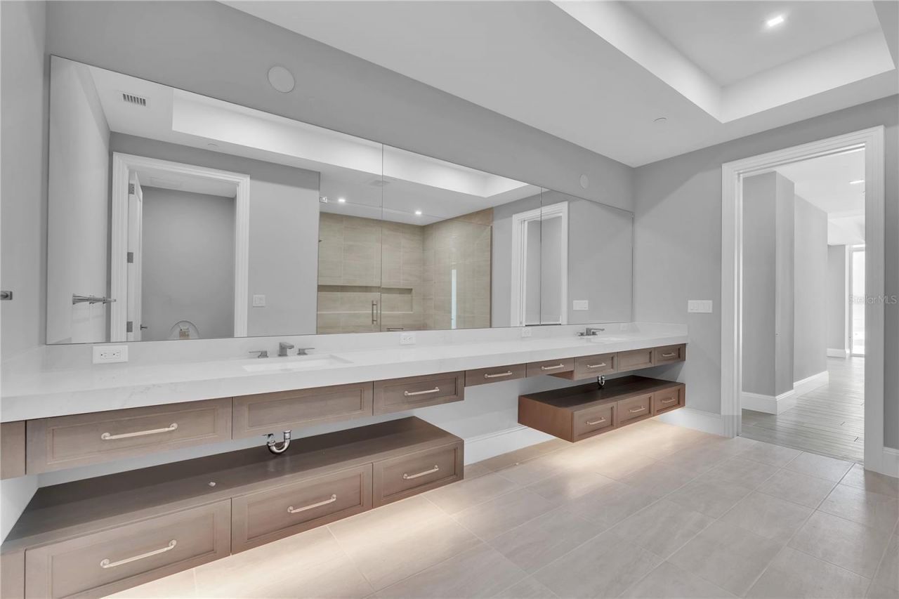 70 Avenida Veneccia, Unit 202, Sarasota, FL 34242 Photo
