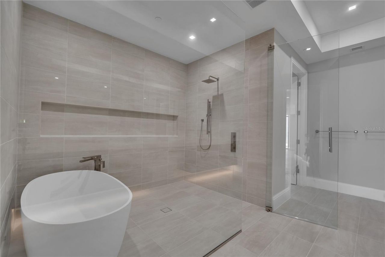 70 Avenida Veneccia, Unit 202, Sarasota, FL 34242 Photo