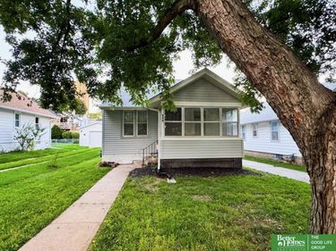 909 S 55 Street, Omaha, NE 68106