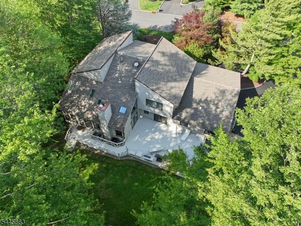 11 Maywood Ct, North Caldwell, NJ 07006