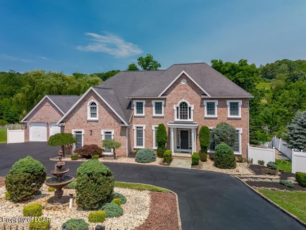 41 Somerfields Drive, Wyoming, PA 18644